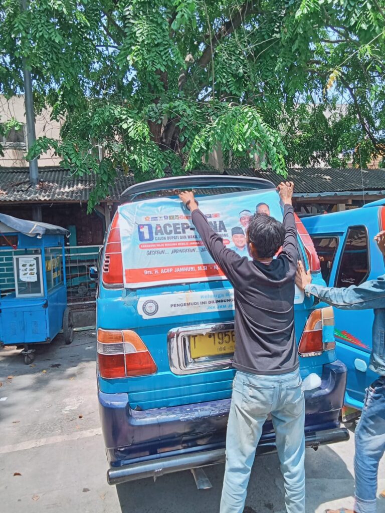 Komunitas Angkot Terminal Tanjung Pura Serentak Pasang Sticker Di Kaca Mobil Dukung Paslon Acep-Gina Bupati Karawang Nomor Urut 1