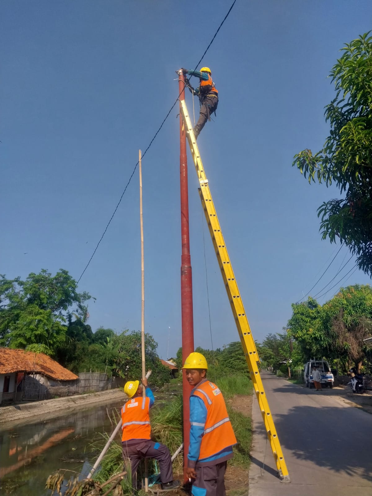 Pln Up3 Karawang Telah Tindak Lanjut Kondisi Kabel Di Desa Kutajaya.